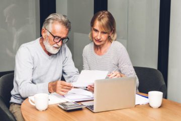 Senior Couple Reading Documents And Calculating Bills To Pay In Betriebskostenabrechnung – Umlagefähigkeit von Prüfungskosten für Baumbestand